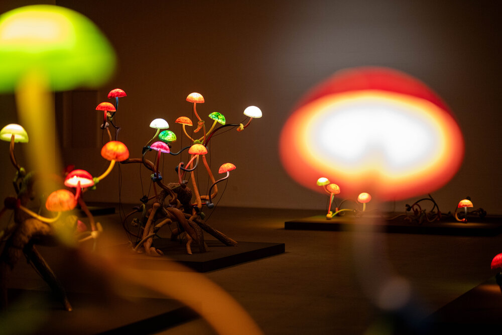 Mika Rottenberg, Lampshares, 2024, © Mika Rottenberg, courtesy the artist and Hauser & Wirth, Foto Fabian Strauch.jpg