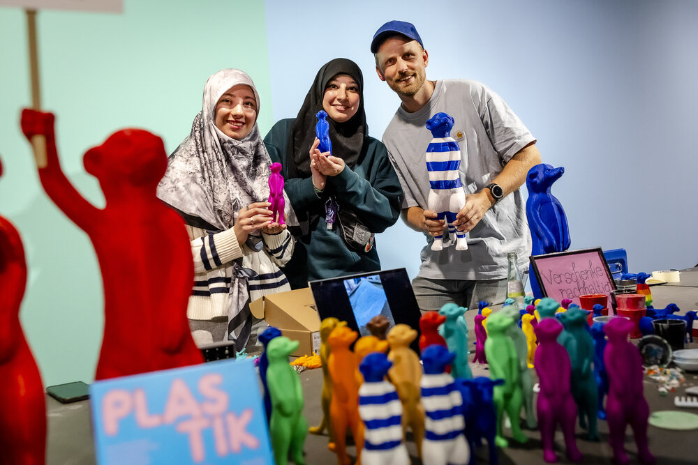 Fabian Bos mit Helferinnen, Foto Anne Orthen.jpg