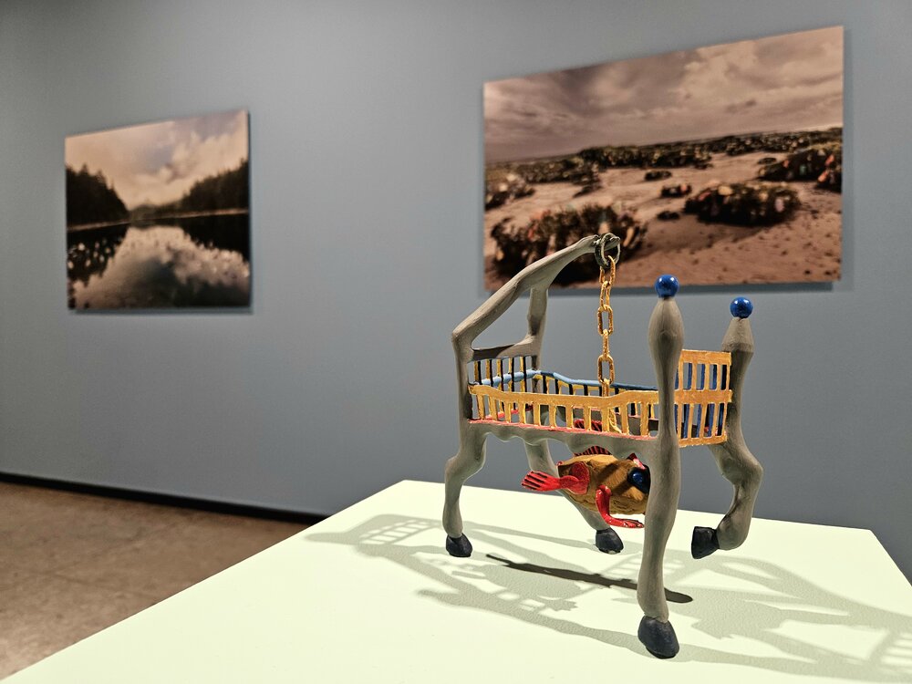 Dirk Krüll, Rheinschwemmfigur (vorne), © VG Bild-Kunst Bonn, 2025, Joachim Römer, Plastic Army (hinten), © Künstler, Foto Museum .jpg