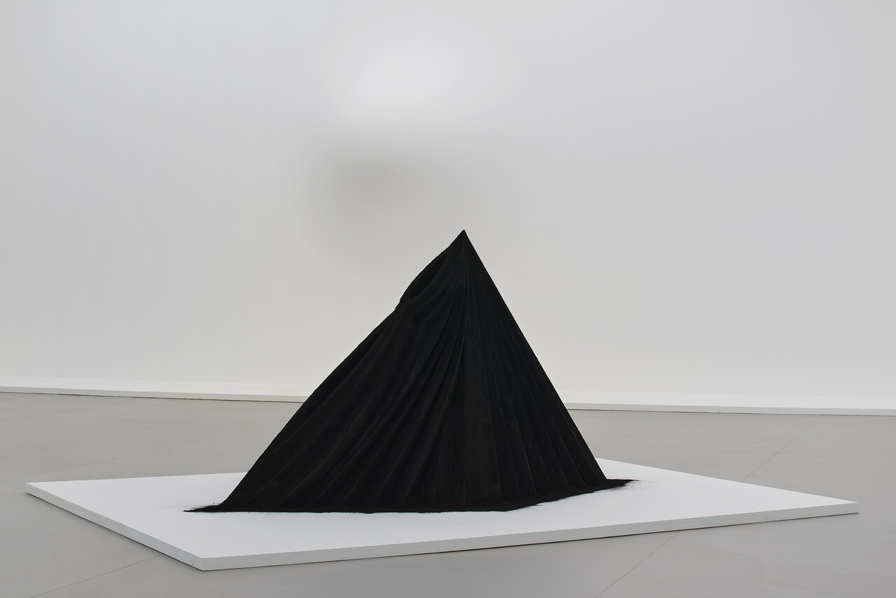 Anish Kapoor, Mother as a Mountain, 1985 und Anish Kapoor, When I am Pregnant, 1992, beide Werke © VG Bild-Kunst, Bonn 2026, Foto Dejan Saric.jpg