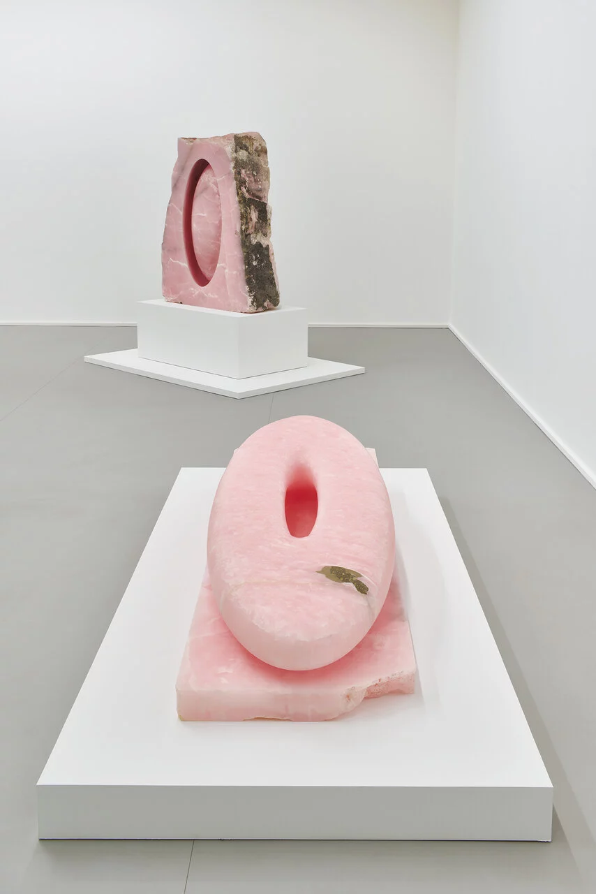 Anish Kapoor, G, 1985 und Anish Kapoor, When I am Pregnant, 1992, beide Werke © VG Bild-Kunst, Bonn 2026, Foto Dejan Saric.jpg