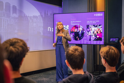 Helen Meijer (manager Educatie) presenteert het lesmateriaal Adolescence en mediawijsheid