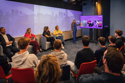 Helen Meijer (manager Educatie) presenteert het lesmateriaal Adolescence en mediawijsheid
