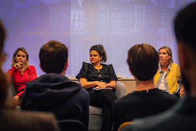 Hanneke van der Werf (D66), Barbara Kathmann (GL-PvdA), Ingrid Michon Derkzen (VVD) in gesprek bij de lancering van het lesmateriaal Adolescence en mediawijsheid