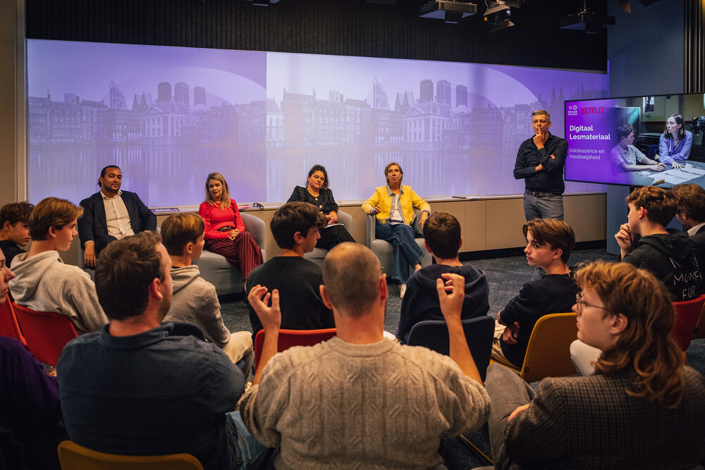 Don Ceder (ChristenUnie), Hanneke van der Werf (D66), Barbara Kathmann (GL-PvdA), Ingrid Michon Derkzen (VVD) in gesprek bij de lancering van het lesmateriaal Adolescence en mediawijsheid.jpg