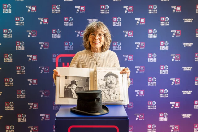 Schenker Marry Smit met de Hoge Hoed van de Dikke Deur uit Pipo de Clown