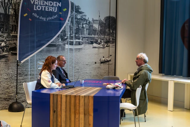 Een schenker in gesprek met conservator Bas Agterberg en mediamanager Lotte Schwillens