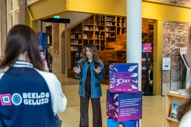 Presentator Hila Noorzai in actie in Den Helder