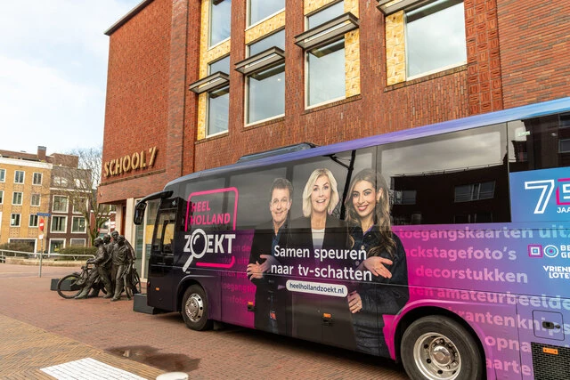 De Heel Holland Zoekt roadshow-bus bij School 7 in Den Helder