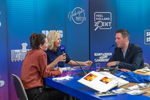 Presentator Irene Moors in gesprek met een schenker en conservator Valentine Kuypers