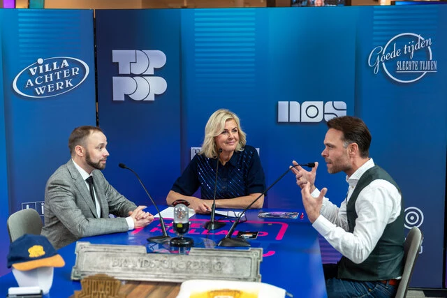 Presentator Irene Moors in gesprek met een schenker en conservator Wytze Koppelman