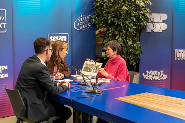 Presentator Hila Noorzai in gesprek met een schenker en conservator Jop Euwijk