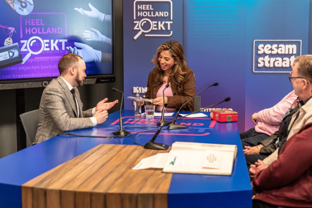 Presentator Hila Noorzai in gesprek met conservator Wytze Koppelman en schenkers