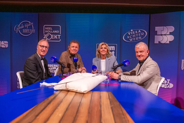 Presentatoren Robert ten Brink en Irene Moors aan tafel met conservator Bas Agterberg en schenker Frank de Vries met het zwaard uit de serie Floris 