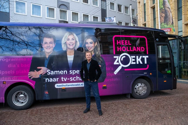 Presentator Robert ten Brink bij de Heel Holland Zoekt-roadshowbus in Arnhem
