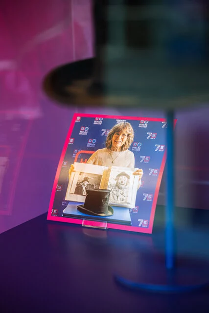 Schenker Marry Smit is ook te zien in de expo, met haar schenking: de Hoge Hoed van de Dikke Deur uit Pipo de Clown