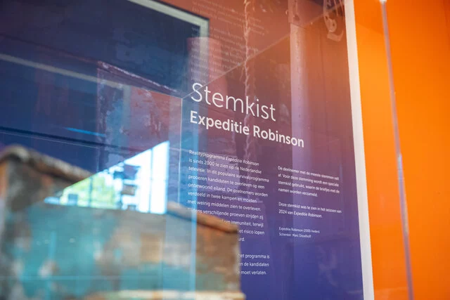 De stemkist uit Expeditie Robinson, onderdeel van de Heel Holland Zoekt-expo