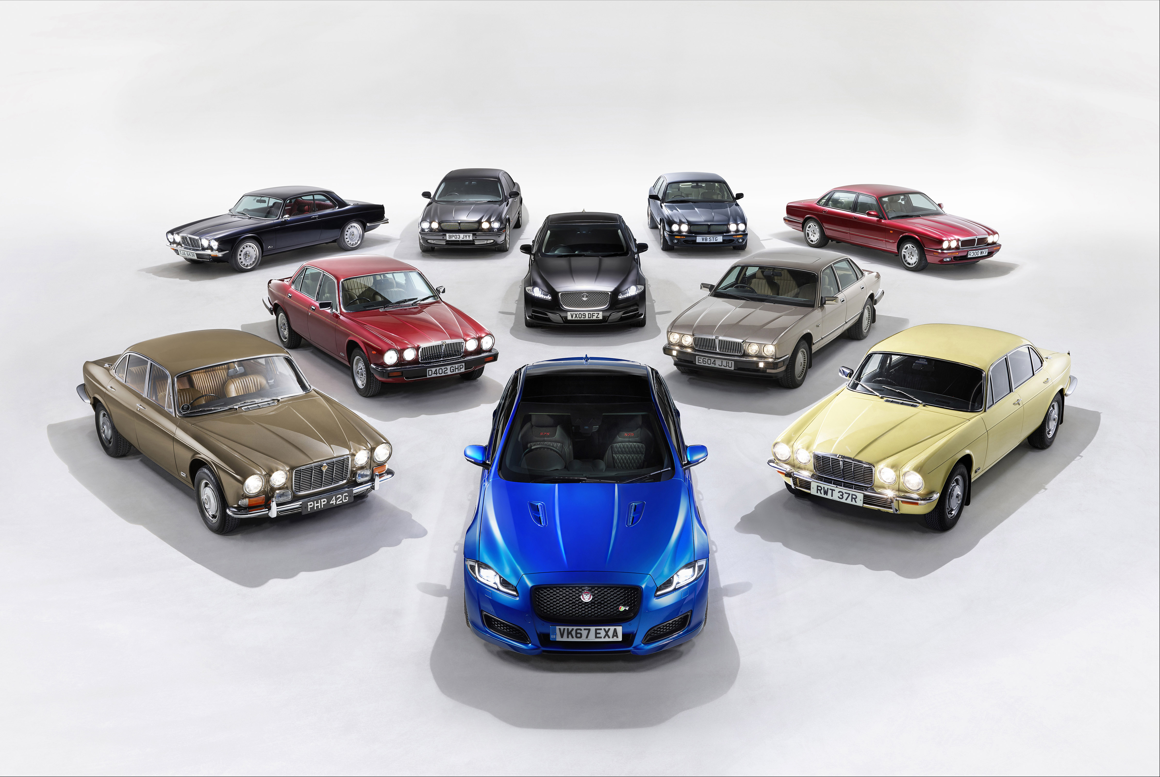291187 01 viering 50 jaar jaguar xj en 70 jaar land rover in parijs 49f6f7 original 1537967900
