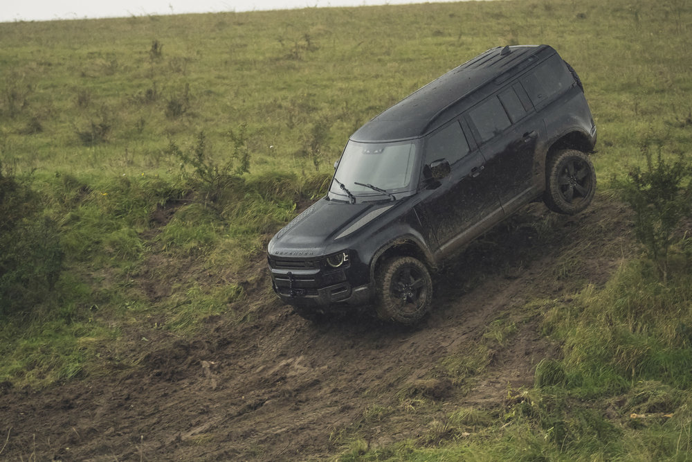 337800 01 nieuwe defender in james bond film 7d5ee3 large 1573569908
