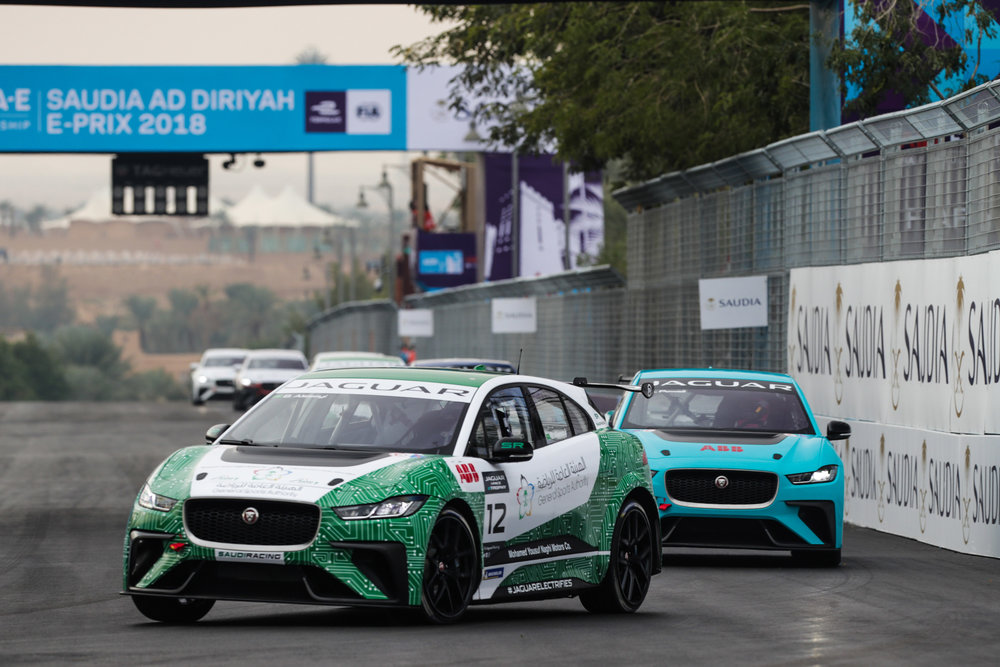 299255 00 simon evans wint eerste jaguar i pace etrophy race 2df77f large 1545129854