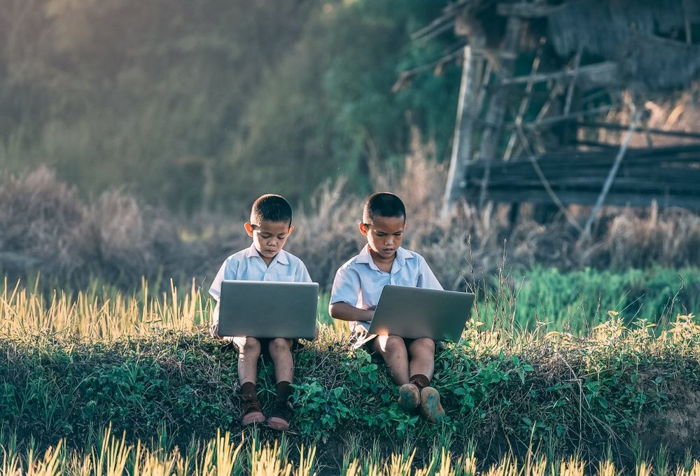 266631 laptop nature grass outdoor people field 1179865 pxhere.com 1 1024x696 19f4fd large 1512124484