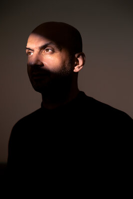 SADETTIN K_FIRST MAN_foto Ruby Cruden_staand.JPG