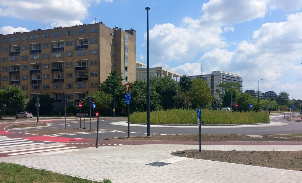 De vernieuwde rotonde vlak bij de Watersportbaan.