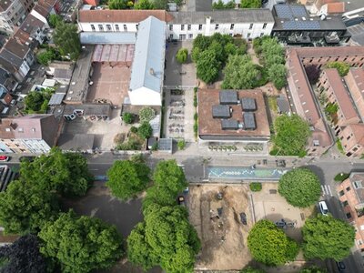 De opgravingszone vanuit de lucht. Bovenaan in beeld de gebouwen van basisschool De Vlieger. 