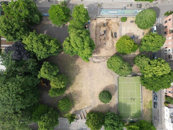 Het buurtpark en de opgraving vanuit de lucht.
