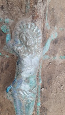 Christusfiguur als kistversiering?
