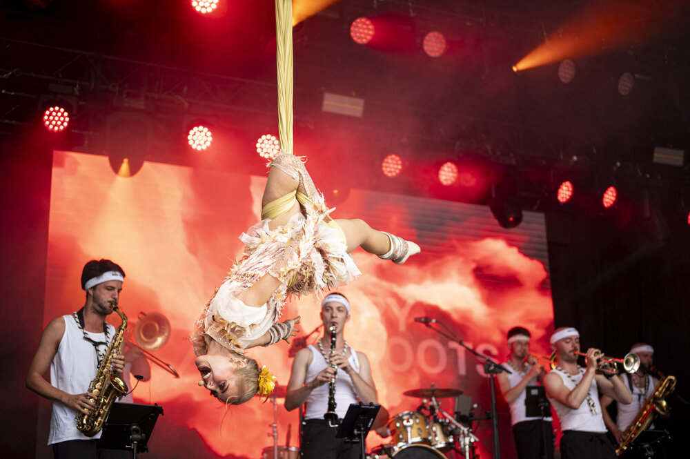 De openingsact op de Korenmarkt.