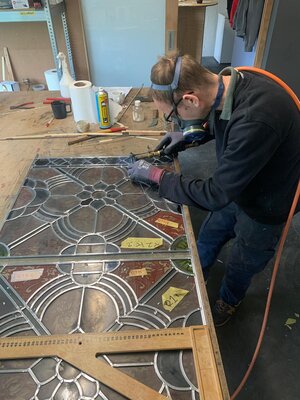 Werken aan de glasramen.