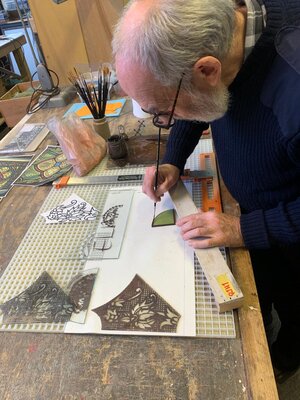 Werken aan de glasramen.