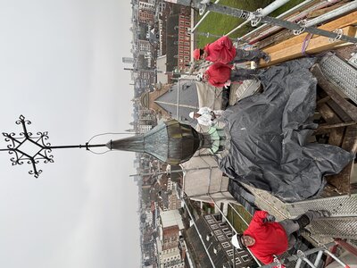 Werken aan de torenspits.