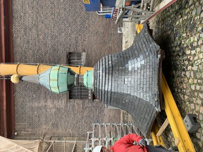 Werken aan de torenspits.