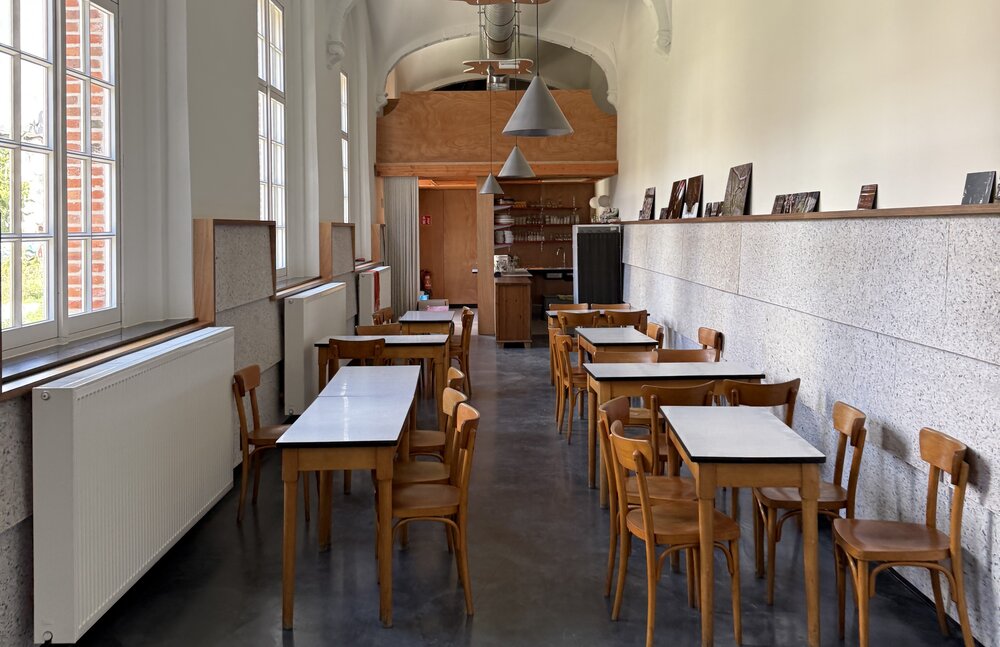 De oude kloostergang is een restant van het 'Klooster van Deynze'.