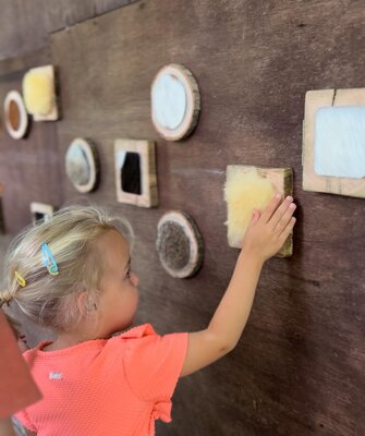 Kinderen testen de nieuwe routes uit.