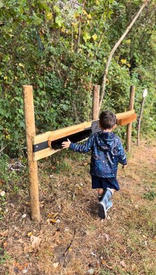 Kinderen testen de nieuwe routes uit.