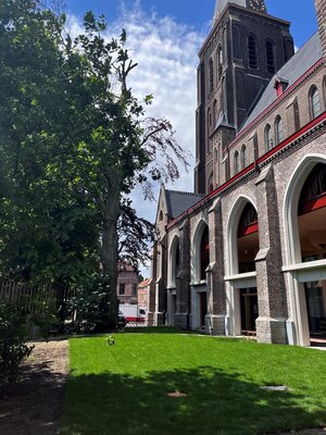 538919-Foto kerk van buitenaf uit de pastorijtuin-344724-large-1716460103.jpg
