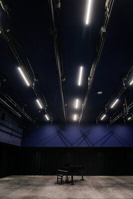 De spektakelzaal in Academie De Kunstbrug, die ook kan gehuurd worden.