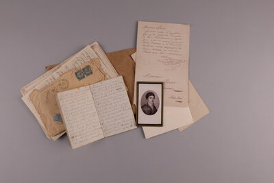 Klein zakboekje met het relaas van Elvine Bauwens (1809-1878). Het beschrijft het verhaal en het lot van een levensgroot portret van haar vader, geschilderd door kunstenaar Kinsoen. Het schilderij is nu verdwenen. Het was al die tijd in het bezit van haar moeder, ook na de dood van haar vader, totdat het voor restauratie werd meegenomen en helaas nooit meer terugkeerde. Het is duidelijk dat Elvine haar vader zeer genegen was en dat zijn dood een enorme indruk op haar achtergelaten heeft. Ze eindigt haar relaas met «J’aurais pourtant tout aimé ce revoir, car j’adoriais mon père». 