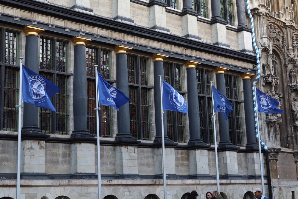 Vlaggen KAA Gent stadhuis.jpeg