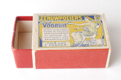 Een doosje dat gevuld was met medicinale poeders van het merk Vooruit.