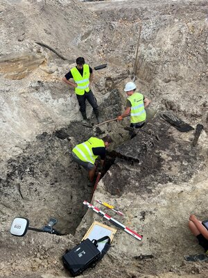 De waterput uit de Romeinse tijd wordt blootgelegd.