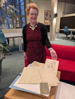 Julia Hett met een deel van haar archief in De Zwarte Doos.