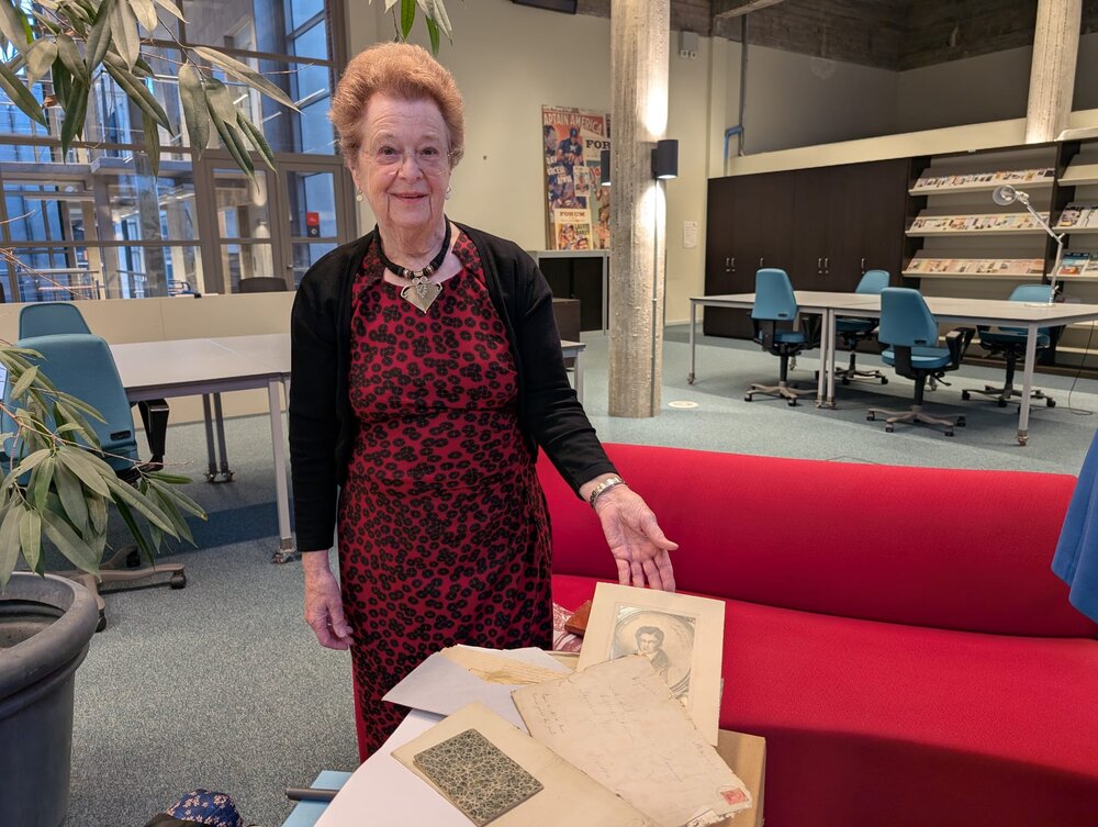 Julia Hett met een deel van haar archief in De Zwarte Doos.