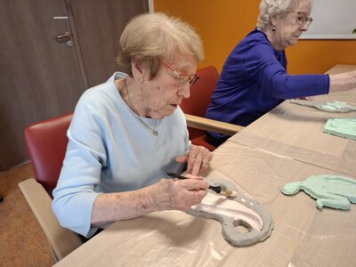 Yvonne (100) steekt haar persoonlijk onheil in de kruik van Pandora. “Het is cru als ze bellen om te zeggen  we trekken de stekker uit.”