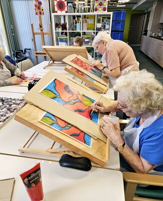 Jenny (92) en Myriam (91) zijn trots op hun schilderwerk. “Zelfs Picasso zou jaloers zijn.”