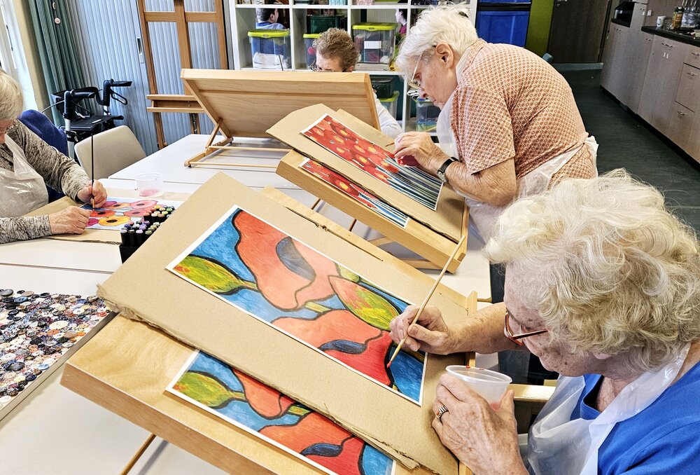 Jenny (92) en Myriam (91) zijn trots op hun schilderwerk. “Zelfs Picasso zou jaloers zijn.”
