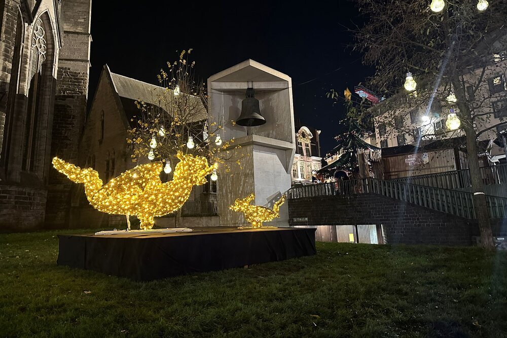 De lichtdraakjes, hier te zien in het centrum, zijn dit jaar te bewonderen in Zwijnaarde.